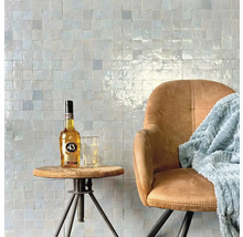 Szene mit Wandfliesen, Sessel und Beistelltisch mit Getränken