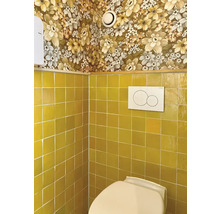 Badezimmer mit Toilette, Fliesen und Blumentapete