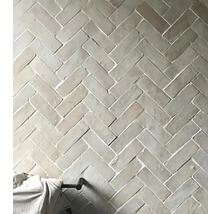 Wandfliesen im Fischgrätmuster