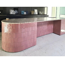 Präsentationstisch mit rechteckigen Fliesen verkleidet und Steinplatte