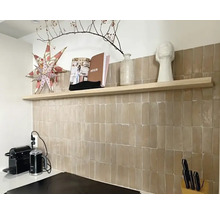 Küchenszene mit Regal, Dekoration und Fliesen