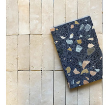 Anordnung aus Ziegelsteinen und einer Terrazzoplatte