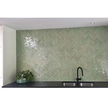 Küchenrückwand mit hellen Ziegeln im Fischgrätmuster über Spüle