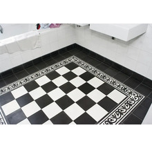 Badezimmer mit Schachbrettfliesenmuster und weißer Bordüre