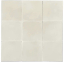 Neun quadratische Fliesen angeordnet in einem Quadrat