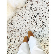 Bodenfliesen im Terrazzo Stil mit Person im Bild