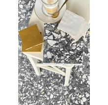 Fliesenmuster auf einem kleinen Tisch mit einer Tasse Kaffee