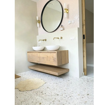 Modernes Badezimmer mit Doppelwaschtisch, Spiegel und Holzschrank