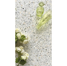Terrazzo-Boden mit Blumen und Vasen