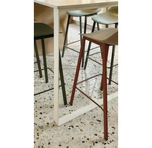 Stehtisch mit Barhockern im Innenbereich.