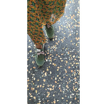 Terrazzo-Boden mit Schuhen und Hose im Bild.