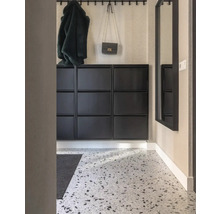 Flur mit Schuhschrank, Spiegel, Garderobenhaken, Mantel und Handtasche