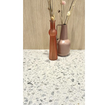 Dekorative Glasvasen und Trockenblumen auf einer Arbeitsplatte