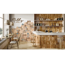 Cafeteria mit Wandfliesen in verschiedenen Ausführungen, Bar und Tischen