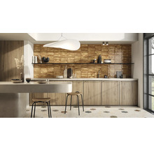 Helle Küche mit braunen Wandfliesen, Spüle und Holzelementen