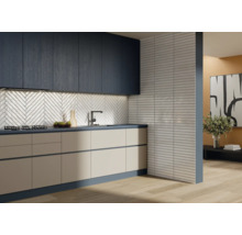 Moderne Küche mit blauen Schränken und weißen Ziegelrückwänden