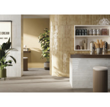 Heller Raum mit Wand- und Bodenfliesen, Tresen und Dekorationen