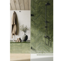Badezimmer mit grünen Fliesen in Fischgrätenmuster, Dusche und Handtüchern