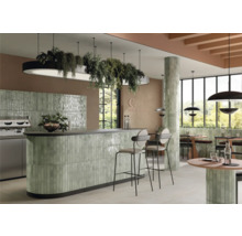 Innenaufnahme eines Cafés mit Fliesenverkleidung, Sitzgelegenheiten und Beleuchtung