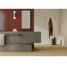 Modernes Badezimmer mit Waschbecken, Spiegel, Fliesen und Handtuchhalter