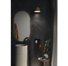 Badezimmer mit Stehwaschtisch, Spiegel, Wandleuchte und Accessoires auf einem Beistelltisch