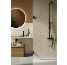 Modernes Badezimmer mit Dusche, Waschbecken, Spiegel und Holzunterschrank