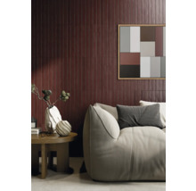 Innenraum mit Wandfliesen, Sessel und Tisch