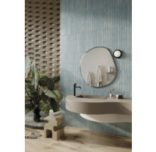 Badezimmer mit Waschbecken, Spiegel und blauen Wandfliesen