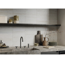 Küchenszene mit Spüle, Armatur, Fliesen und Dekorationsartikeln