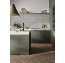 Helle Küche mit Kücheninsel, Spüle, Armatur und Holzboden im Fischgrätmuster