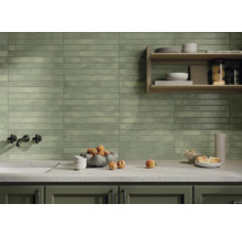 Helle Küche mit horizontal verlegten Wandfliesen, Armatur und Holzwandregal.