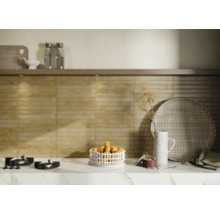 Küchenszene mit Fliesen, Kochfeld und dekorativen Elementen