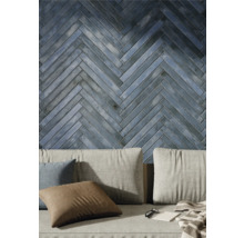 Wandgestaltung mit Fliesen in Fischgrätmuster über Sofa