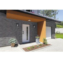 Hausfassade mit Mauerwerk, Haustür und Garagentor