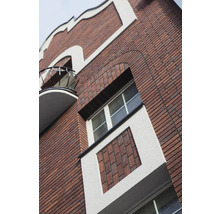 Fassade eines Gebäudes mit Ziegelmauerwerk, Fenster und Balkon