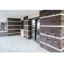 Terrasse mit Backsteinmauer und Fliesenboden