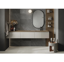 Modernes Badezimmer mit Waschtisch, Spiegel und Wandregalen