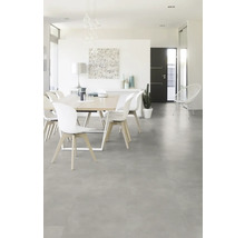 Heller Essbereich mit Esstisch, Stühlen und Dekoration in einem modernen Haus.