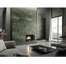 Modernes Wohnzimmer mit Fliesenwand, Kamin und minimalistischer Einrichtung