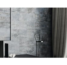 Badezimmer mit Wandfliesen im Betonlook und Mosaikfliesen