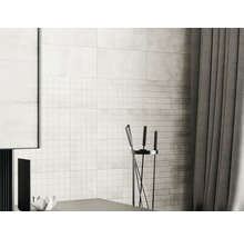 Heller Raum mit keramischen Wandfliesen in Steinoptik, angedeuteter Kamin und Vorhängen