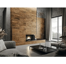 Wohnzimmer mit Kamin verkleidet mit Wandfliesen in Holzoptik, dazu eine graue Couchgarnitur und ein schwarzer Couchtisch.