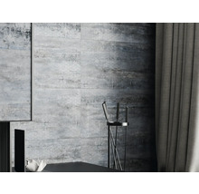 Wandgestaltung mit rechteckigen Fliesen im Steinlook und Vorhang