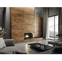 Wohnzimmer mit Couch, Couchtisch, Kamin und gefliester Wand