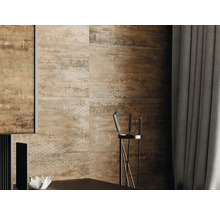 Wandgestaltung mit Keramikfliesen in Holzoptik und sechseckigen Mustern.