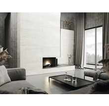 Wohnzimmer mit Kamin, Fliesenwand, Sofa und Fensterfront für ein modernes Wohnambiente.