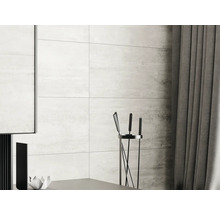 Wandfliesen im Badezimmer mit Vorhängen und Kaminbesteck