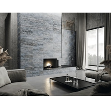 Wohnzimmer mit Sofa, Kaffeetisch, Kamin und Wandfliesen im modernen Design.