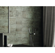 Wandgestaltung mit Fliesen in Steinoptik und Mosaikfliesen