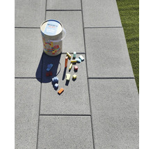 Graue Pflastersteine mit Holzspielzeug im Gartenbereich